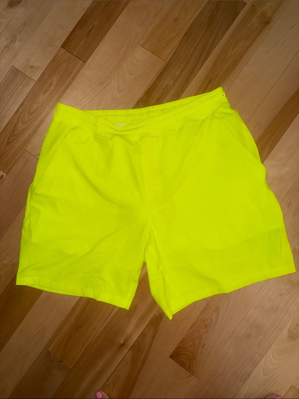 LULU Men's neon  Athletic Shorts with Drawcord Waist lined PB 7in L  never worn